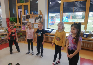 dzieci śpiewają Sto Lat
